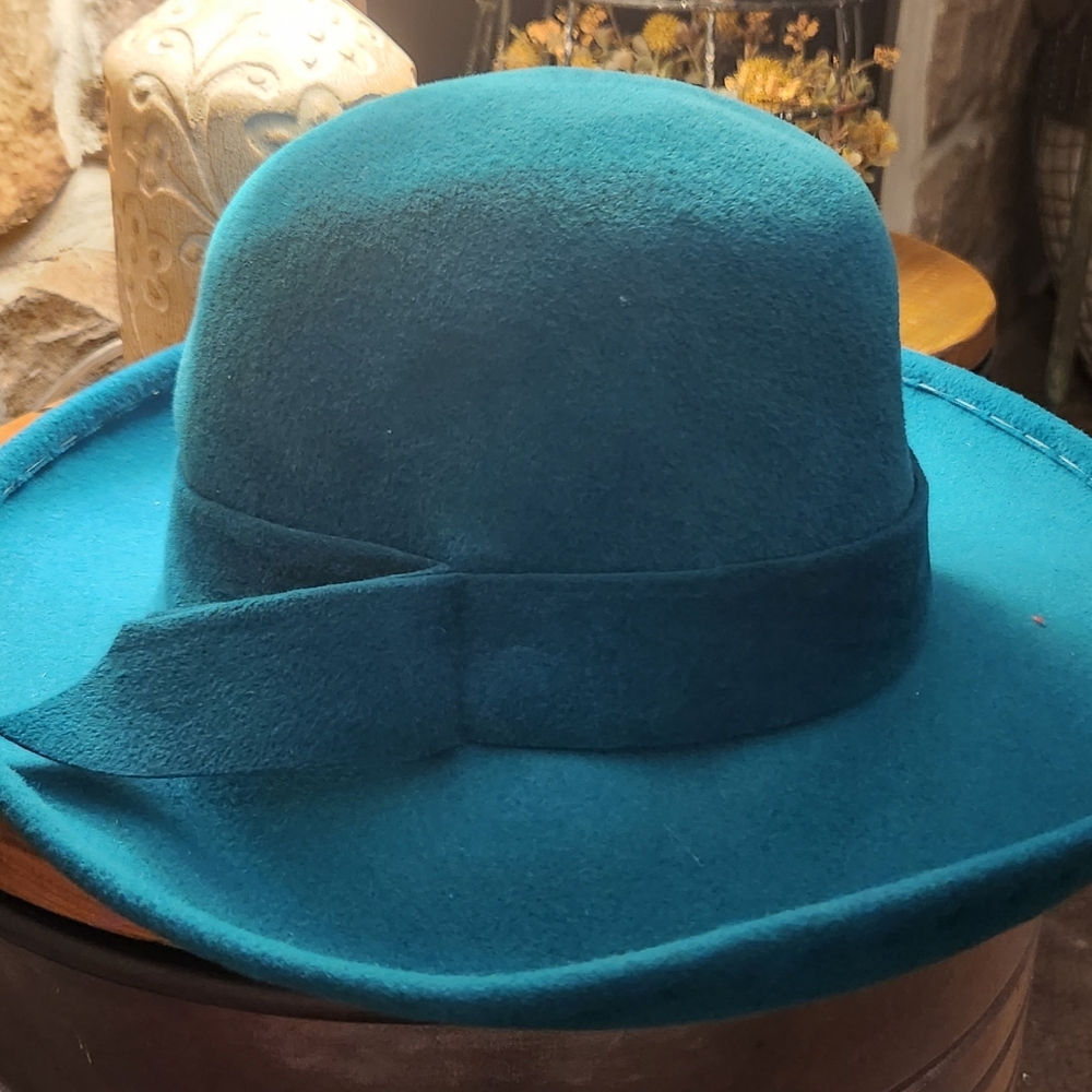 Beautiful Vintage Boutique Kate's Canada Hat